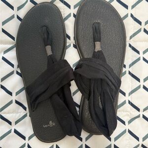 Sanuk Black Fabric Strap Sandals